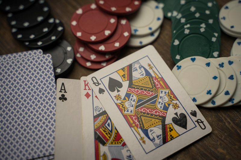 Póquer de Três Cartas: Regras, Apostas e Melhores Mãos